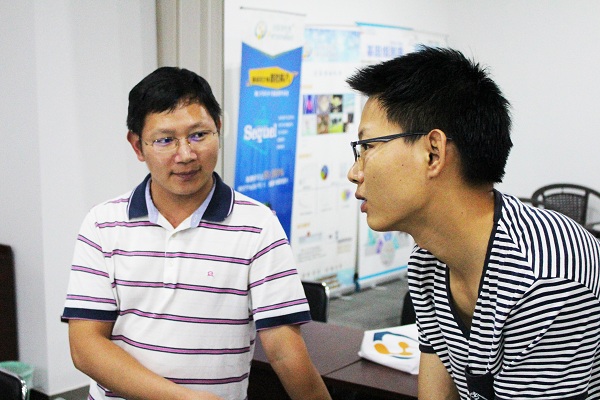 兩名男學員課下交談