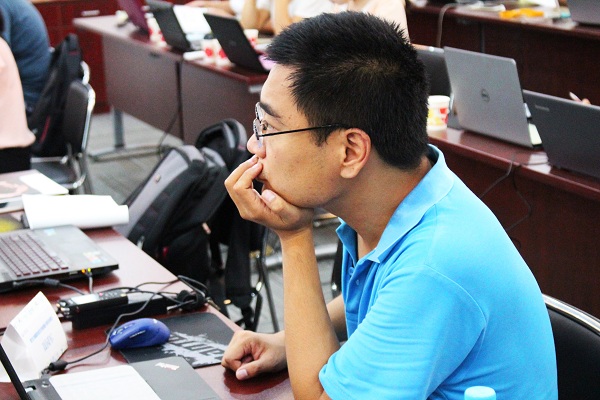 學員課下獨自思考問題