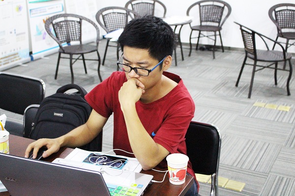 學員借助電腦，認真學習