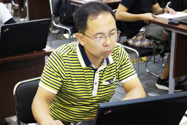 學員借助電腦，認真學習