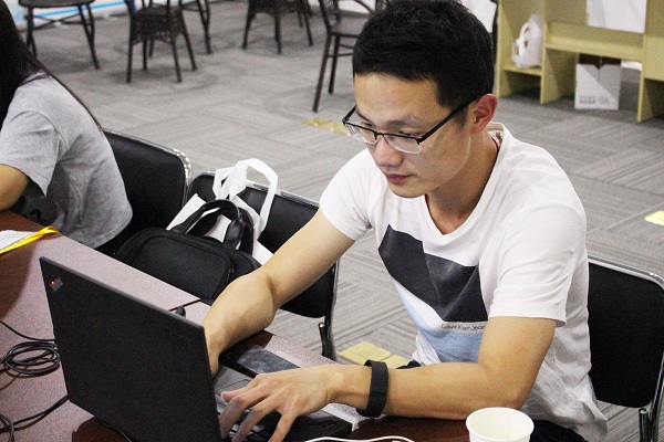 學員借助電腦，認真學習
