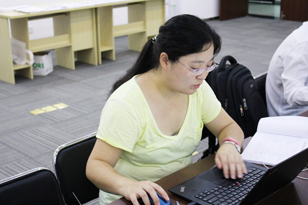 學員借助電腦，認真學習