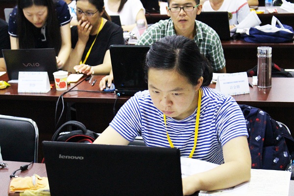 學員借助電腦，認真學習